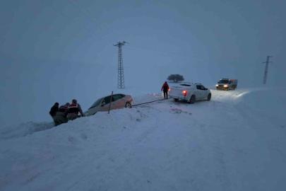 Ağrı’da kar ve fırtınada mahsur kalan vatandaşları ekipler kurtardı