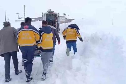 Ağrı’da karla kapanan köyde 4 saatlik mücadele, hastaya hayat yolu açtı