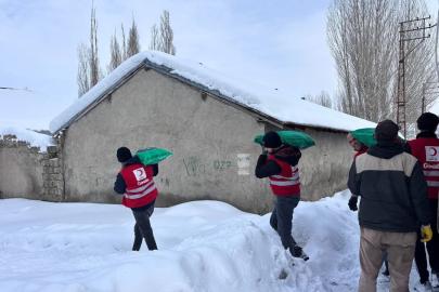 Ağrı’da Kızılay’dan ihtiyaç sahiplerine kömür yardımı