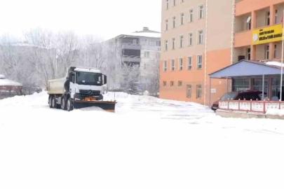 Ağrı’da okullar ikinci dönem öncesi kar temizleme çalışmalarıyla hazırlandı