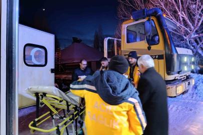 Ağrı’da yolu kapalı köydeki hasta paletli ambulansla hastaneye ulaştırıldı