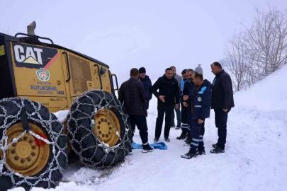 Akçadağ’da kar nedeniyle yoldan çıkan iş makinesi kurtarıldı