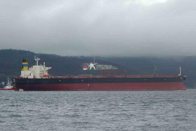 Akdeniz’de İHA ile vurulan, Bozcaada’da fırtına nedeniyle karaya oturan tanker bakım için Yalova’ya götürülüyor