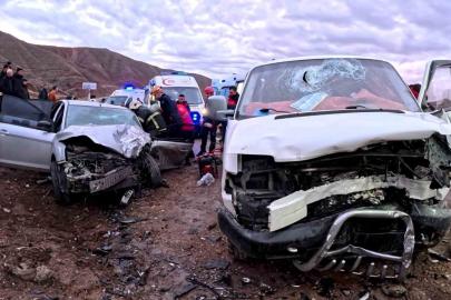 Aksaray’da minibüs ile otomobil kafa kafaya çarpıştı: 6 yaralı