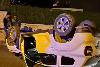 Alanya’da beton bariyerlere çarpan otomobil takla attı: 1 yaralı