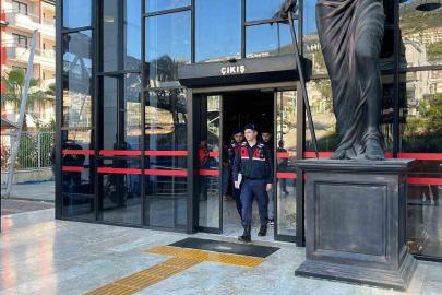 Alanya’da görevli polislerin üzerine motosiklet sürdüler, kayıta aldıkları görüntüleri sosyal medyada paylaştılar