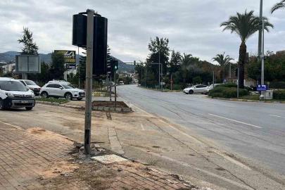 Alanya’da kamyon ile çarpışan genç motosikletli hayatını kaybetti