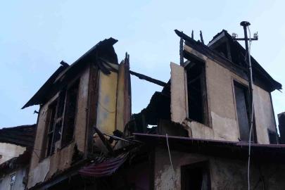 Alev alev yanan konaktan geriye duvarları kaldı