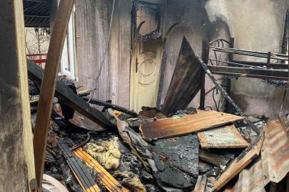 Alevlere teslim olan ev kullanılmaz hale geldi