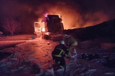 Alevlere teslim olan tır yanarak kullanılamaz hale geldi