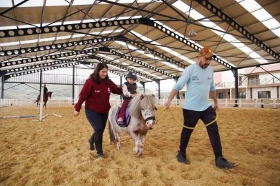 Aliapark Atla Terapi ve Hipoterapi Merkezi yeni yüzüyle hizmete açıldı