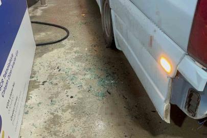 Alkolmetreyi üflememek için direndi, dolmuşun camını kafasıyla kırdı