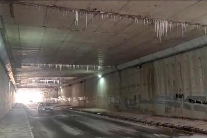 Altgeçitteki buz sarkıtları sürücüleri tedirgin etmeye devam ediyor