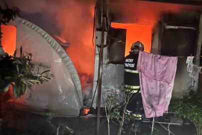 Altınözü’nde konteyner ve çadır yandı