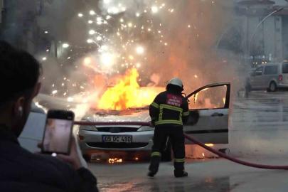 Amasya’da otomobil alev alev yandı, patlamalar korkuttu