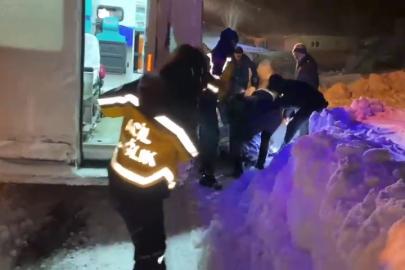 Ambulans karla mücadele ekiplerinin yardımıyla hastaya ulaştı