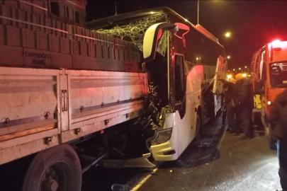 Anadolu Otoyolu’nda otobüs ile tırın karıştığı kazada ölü sayısı 2’ye yükseldi
