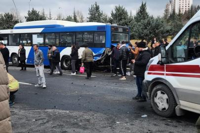 Ankara’da durakta bekleyen EGO otobüsüne otomobil çarptı: 1’i ağır 4 yaralı