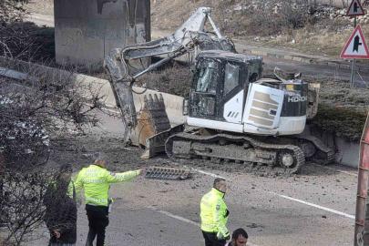 Ankara’da facianın eşiğinden dönüldü: Tırdaki kepçe köprüye takılıp yola düştü