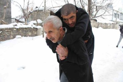 Annesinin mezarına gidebilmek için talep ettiği sandalyeye kavuştu