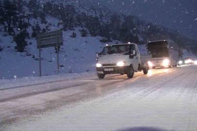 Antalya-Konya kara yolunda kar etkisini artırdı