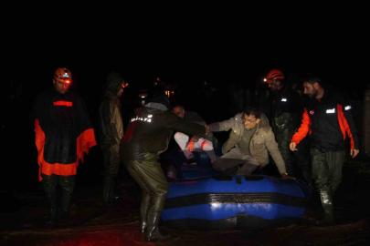 Antalya Kumluca’da sağanak yağış tarım arazilerini sular altında bıraktı, araçta mahsur kalan sürücü botla kurtarıldı