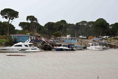 Antalya Valisi Şahin: "Seralar ciddi hasar gördü, bir kişi yaralandı"