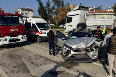 Antalya’da 3 aracın karıştığı zincirleme kazada otomobilde sıkışan sürücüyü itfaiye çıkardı