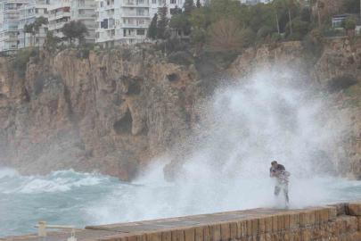Antalya’da çatı uçtu, aracın üzerine tabela devrildi, elektrik telleri koptu
