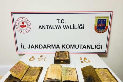 Antalya’da durdurulan araçtan tarihi Kur’an-ı Kerim ve tarihi eser çıktı