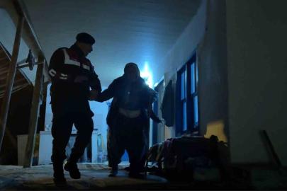 Antalya’da evleri tehdit eden orman yangını kontrol altına alındı