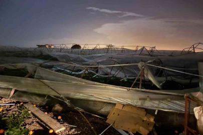Antalya’da hortum seralara zarar verdi