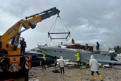 Antalya’da hortumun vurduğu tekneler vinçlerle kurtarılıyor