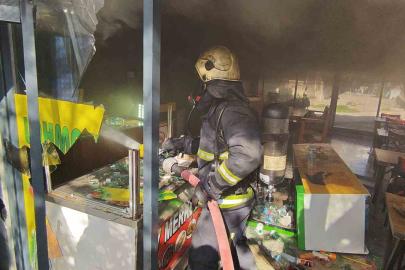 Antalya’da işyerini kendini kilitleyip yangın çıkaran pideci, camları kırıp içeriye giren itfaiye ekiplerince baygın bulundu