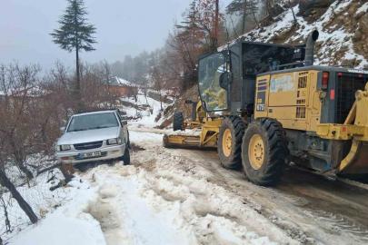 Antalya’da karla mücadele: Yüksek kesimlerde mahsur kalan araçlar kurtarıldı