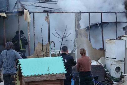 Antalya’da konteyner ev alevlere teslim oldu: 2 kedi telef oldu