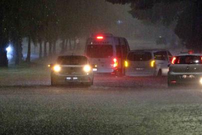 Antalya’da sağanak yolları göle döndürdü, araçların mahsur kaldığını gören diğer sürücüler kaldırımlardan ilerledi