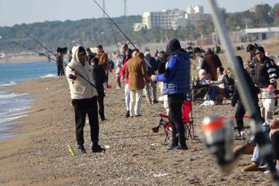 Antalya’da sahile akın eden vatandaşlar güneşin tadını çıkardı