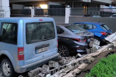 Antalya’da şiddetli rüzgarda halı sahanın tavanı çöktü