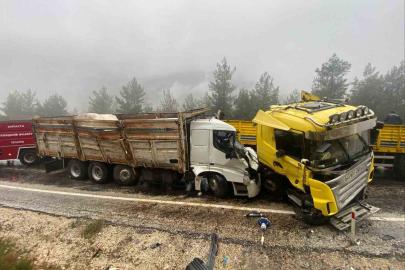 Antalya’da tır ile kamyon kafa kafaya çarpıştı: 1 ölü, 1 ağır yaralı
