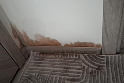 Apartman dairelerinin her yerinden su sızmaya başladı