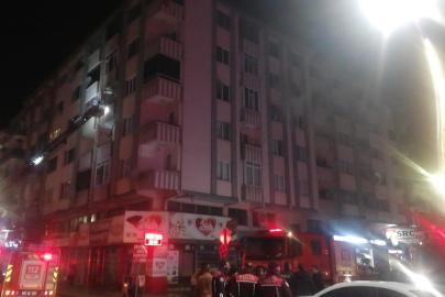 Apartmanda çıkan yangında 5 kişi dumandan etkilendi