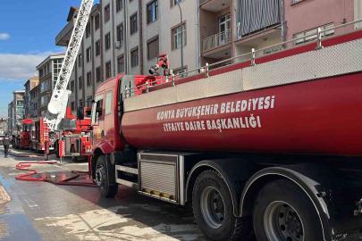 Apartmanın çatısında çıkan yangın korkuttu