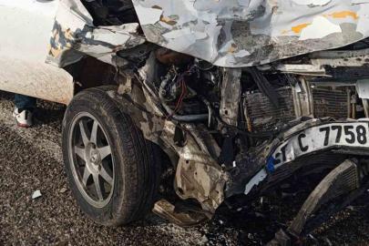 Araban’da otomobil ile kamyonet çarpıştı: 2 yaralı