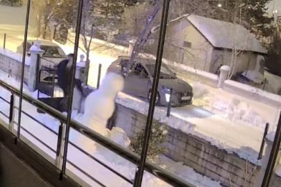 Aracından indi kardan adamı yıkıp gitti