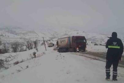 Araçlar karlı yolda mahsur kaldı