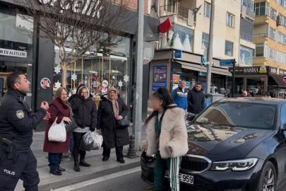 Araçların önüne atladı, trafiği birbirine kattı, kendisini durdurmak isteyen polisi peşine taktı