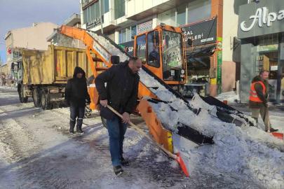 Ardahan’da 3 gün süren yağışın ardından cadde ve sokaklardaki karlar temizleniyor
