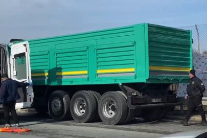 Arıza yapan kamyonu tamir ederken kabinin altında kalarak can verdi