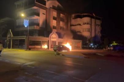 Arızalanan otomobil itilerek çalıştırılmak istenince yandı